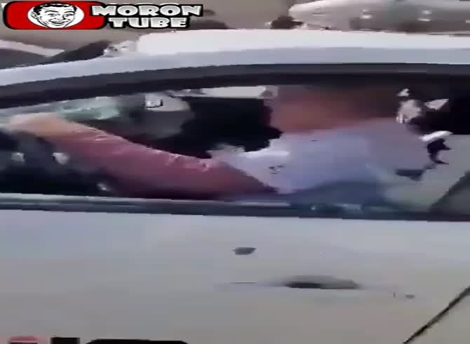 Video :Palestinians assault an Israeli cab driver